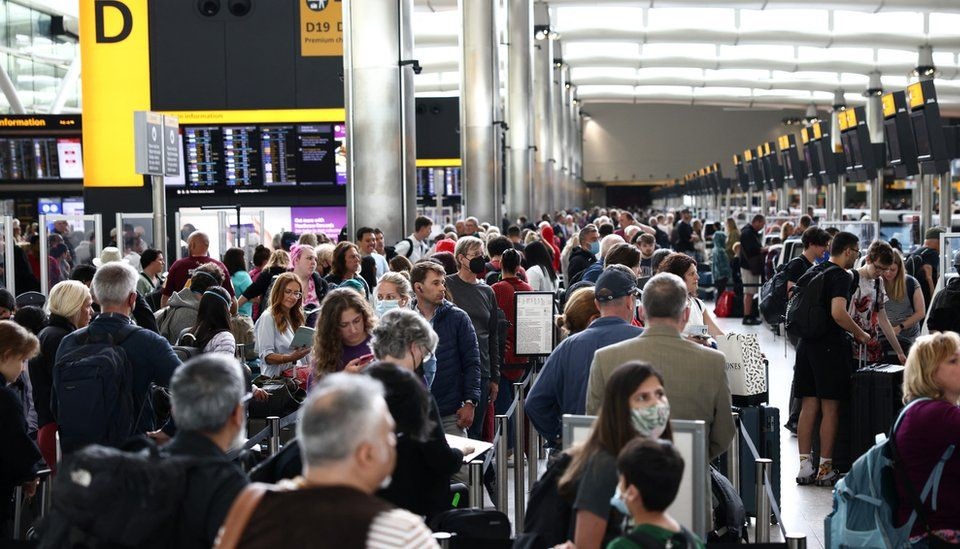 Kaosi ne aeroportet europiane mund te zgjase me dite